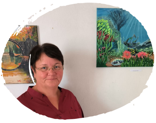 Birgit vor einem Ihrer Bilder