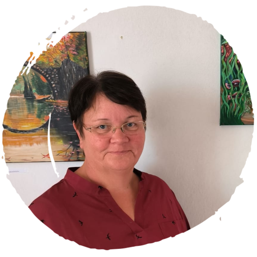 Birgit vor einem Ihrer Bilder